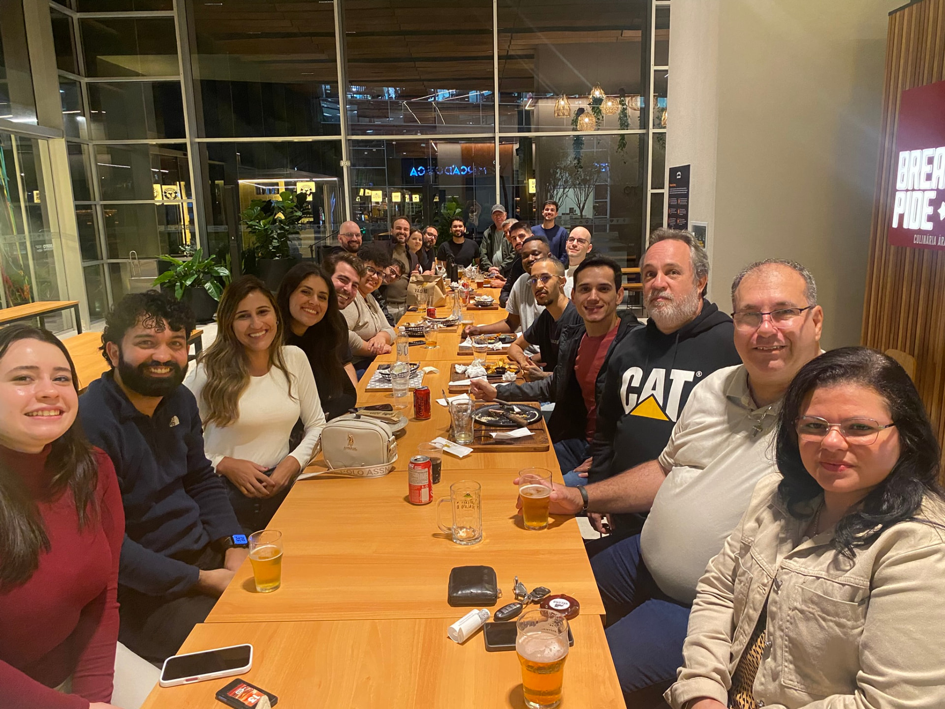 Time da Mutualizo reunido em um jantar