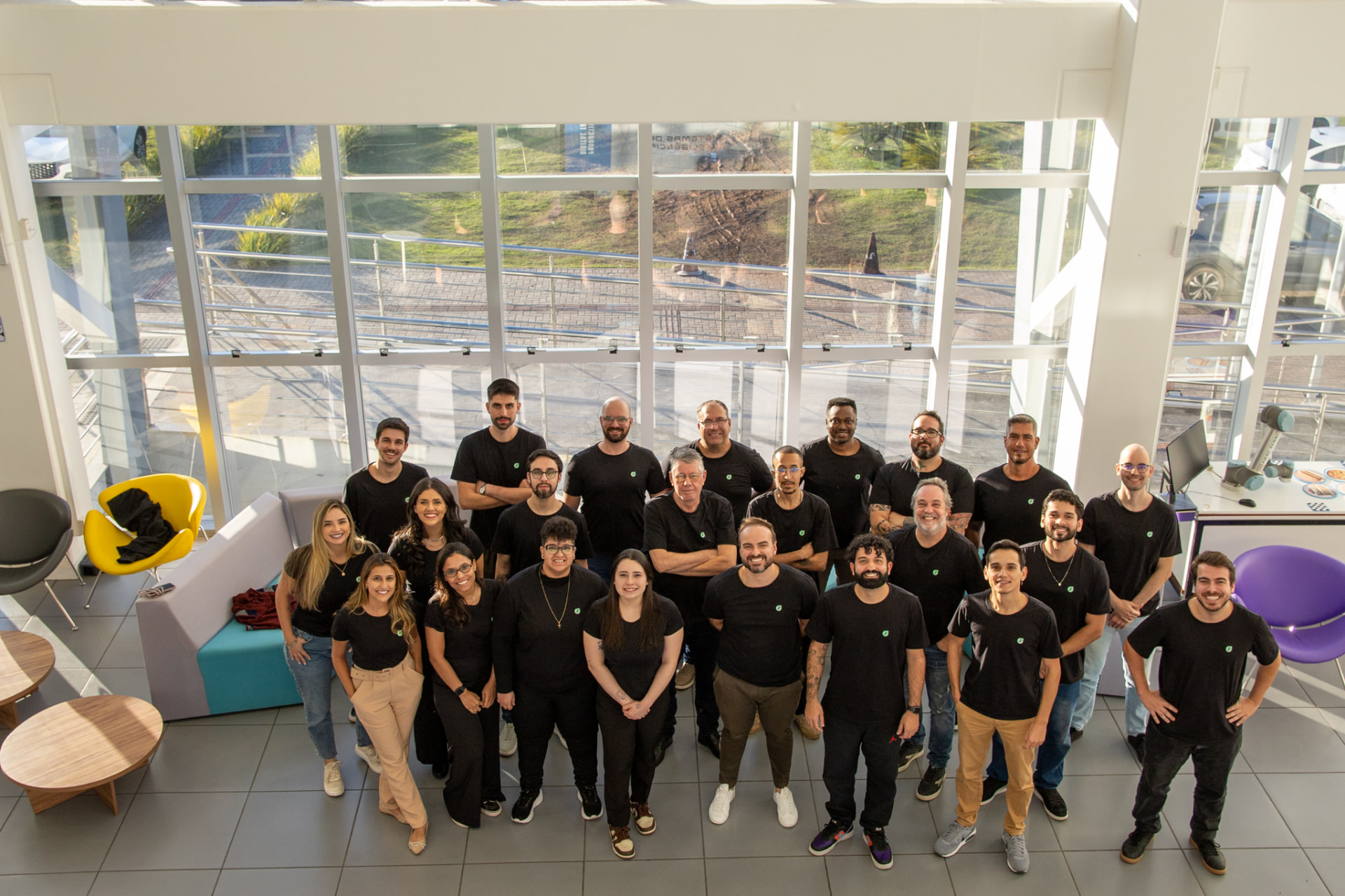 Time da Mutualizo reunido para uma foto de grupo