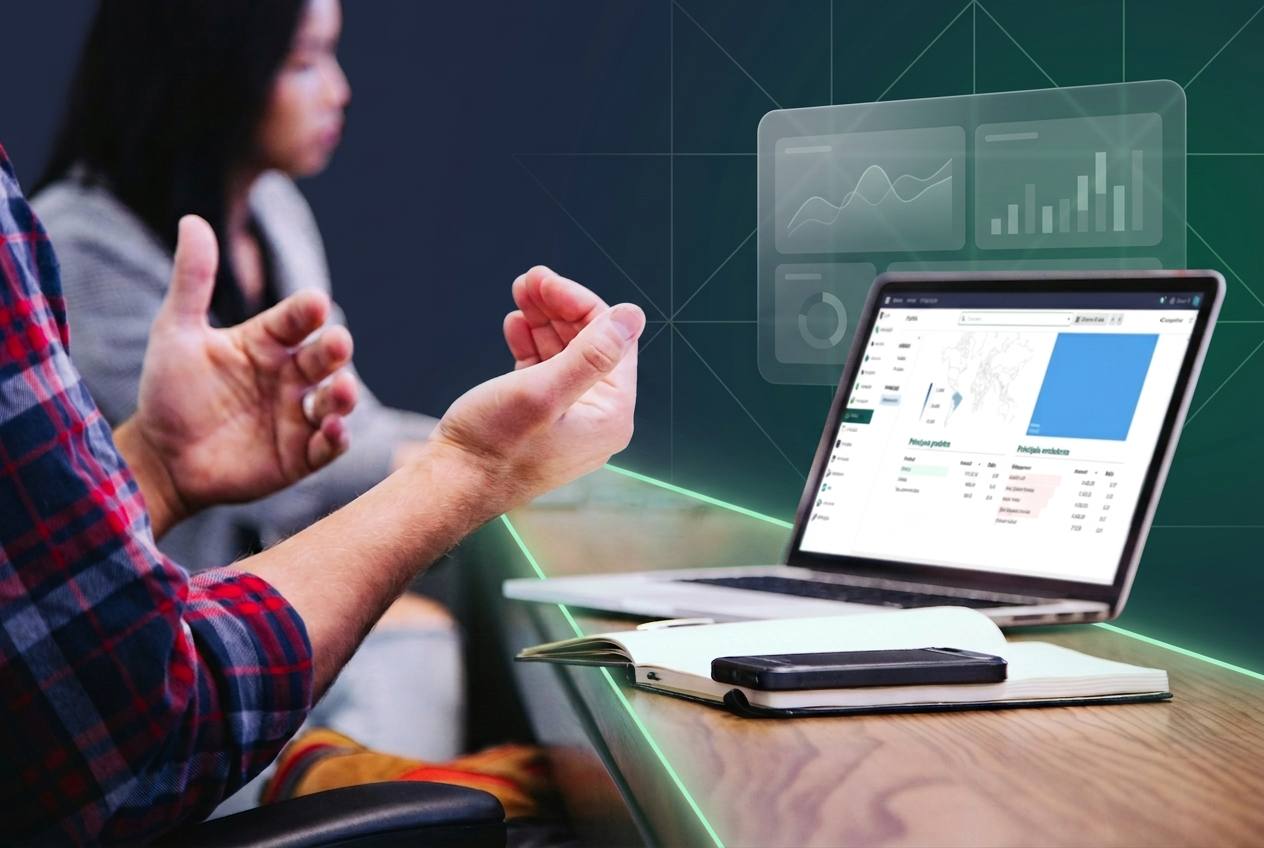 Equipe em reunião analisando a plataforma Mutualizo em um notebook